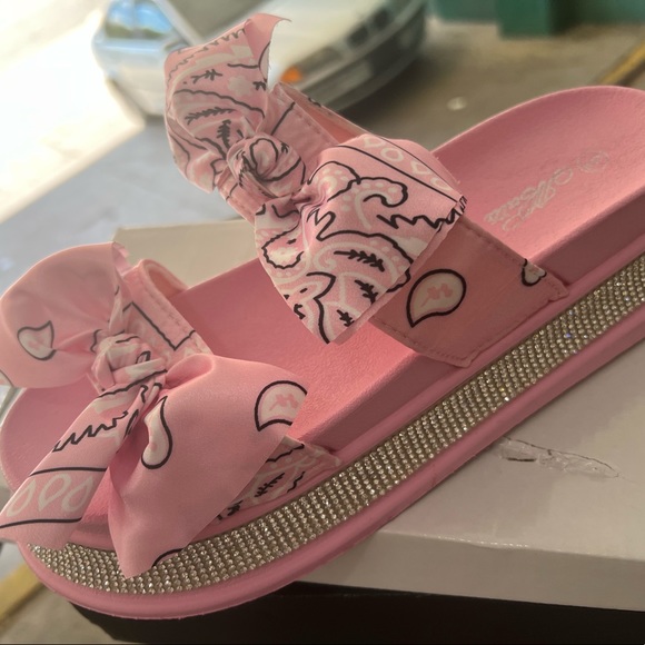 Soft Pink bandana slides - Picture 4 of 7